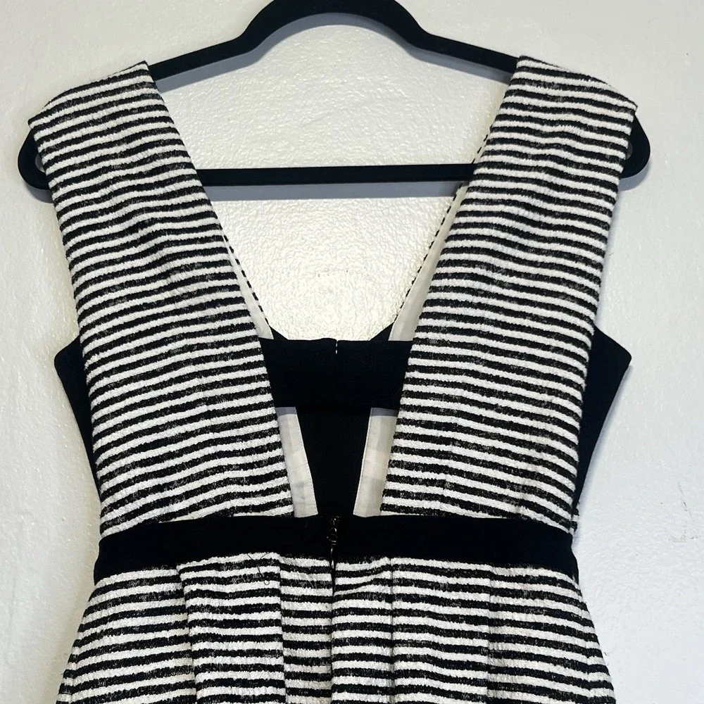 BCBGMAXAZRIA Piper V-Neck Peplum Mini Dress Deep‎ Back  Sz 4 Festival Striped